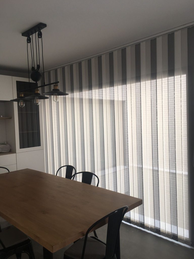 Habitacion con ventana protegida contra el sol