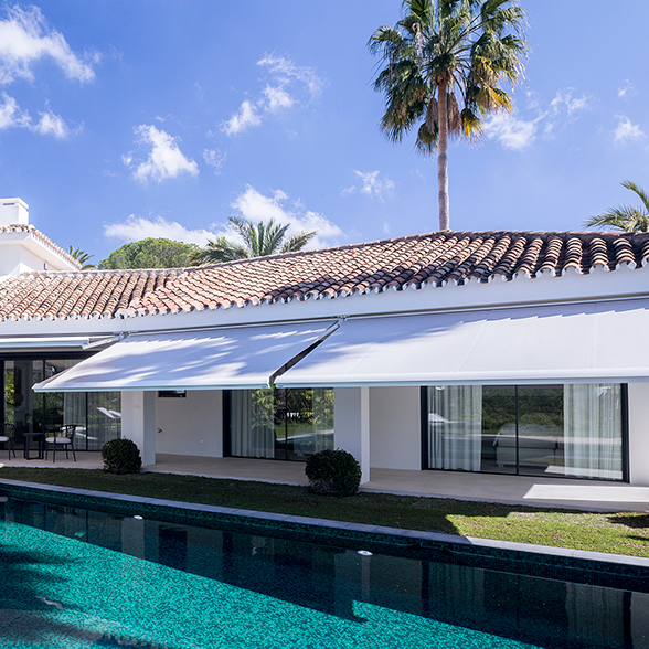 terraza con grandes ventanas
