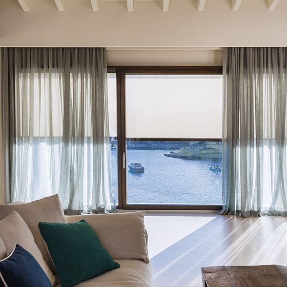 salon con cortinas en ventanas